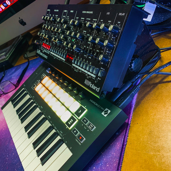 Roland Boutique stand (KVgear Boo-1) behind Novation Launchkey